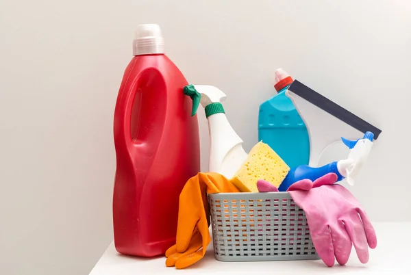 Ανάμικτες προϊόντων καθαρισμού σε άσπρο φόντο. — Φωτογραφία Αρχείου
