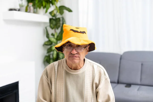 Elderly sad man celebrating halloween at home. — Stock Photo, Image