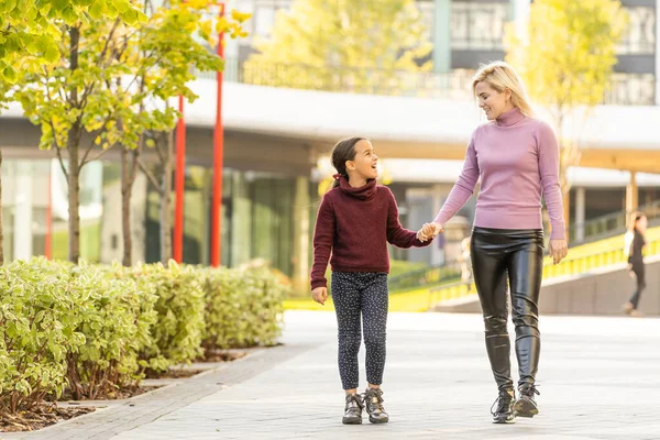 Mamma con sua figlia durante l'autunno — Foto Stock