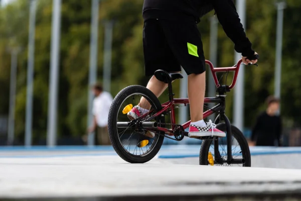 Jongen rijden dirtbike in het skate park — Stockfoto