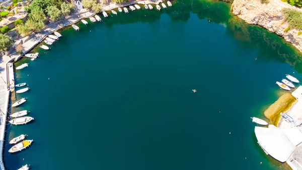 Agios Nikolaos, Crète, Grèce : Bateaux amarrés au lagon du lac Voulismeni — Photo