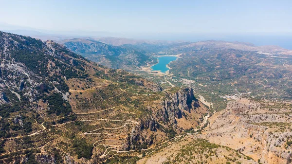 Girit 'teki yüksek tepelerin manzarası gökyüzünün arka planında