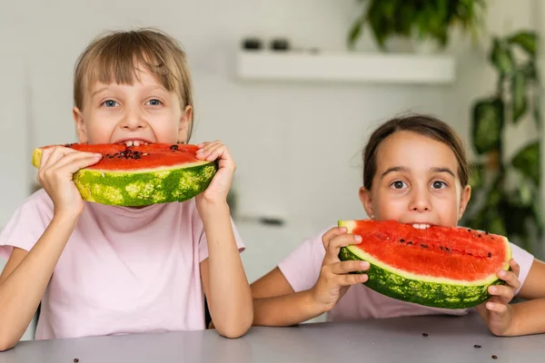 Irmãzinhas engraçadas comendo melancia suculenta fresca em casa — Fotografia de Stock