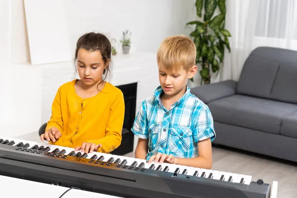 Sentezleyici, çocukların evde aktiviteleri var. Hobi