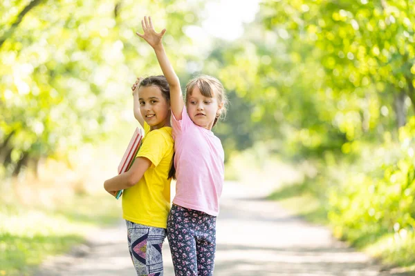 İki güzel kız arkadaş okula ellerinden gider. Okula geri dön.