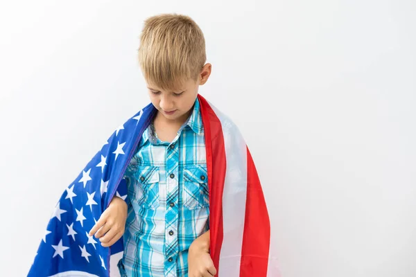 흰색 절연 미국 국기를 들고 소년 — 스톡 사진