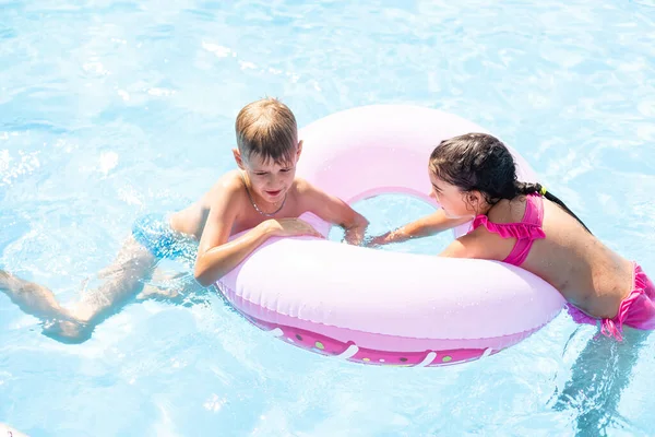 Glückliche Freunde springen in den Ferien in Pool — Stockfoto