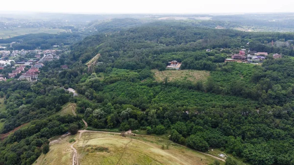 Omfattande landsbygdslandskap med fläckar av åkrar, fruktträdgårdar och häckar — Stockfoto