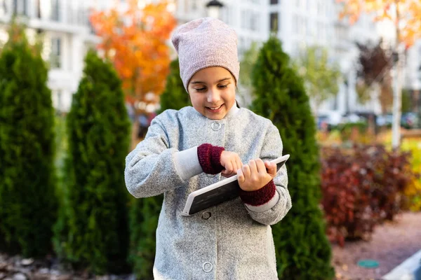 Foto van mooie pre-tiener meisje met tablet pc — Stockfoto