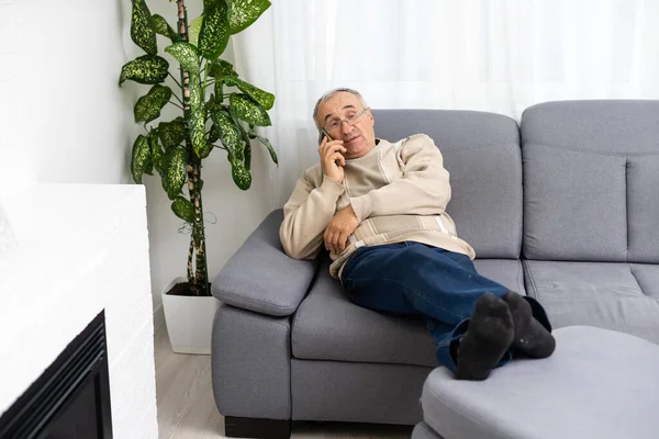 Cep telefonuyla konuşan yaşlı bir adam.