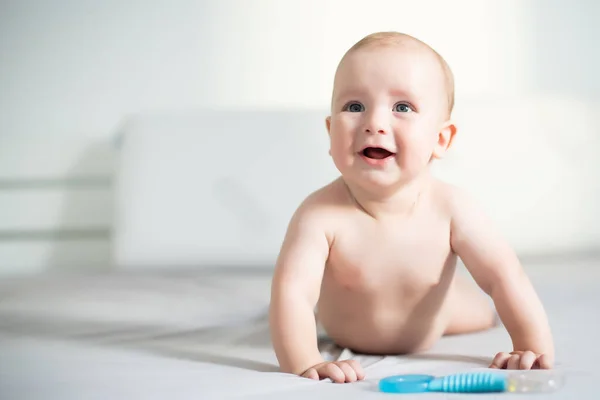 Αξιολάτρευτο μωρό αγόρι σε λευκό ηλιόλουστη κρεβατοκάμαρα. Νεογέννητο παιδί ξεκούραστη στο κρεβάτι. Φυτώριο για μικρά παιδιά — Φωτογραφία Αρχείου