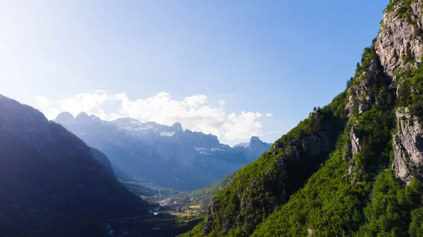 Mañana de primavera en las montañas y las nubes — Foto de Stock