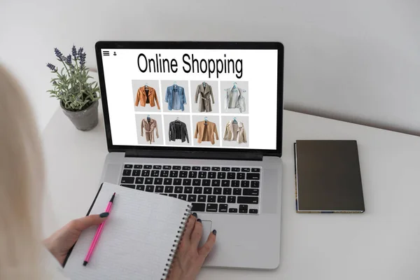 Compras, la tecnología y el concepto de Internet: compras con ordenador portátil en una tienda de ficción — Foto de Stock