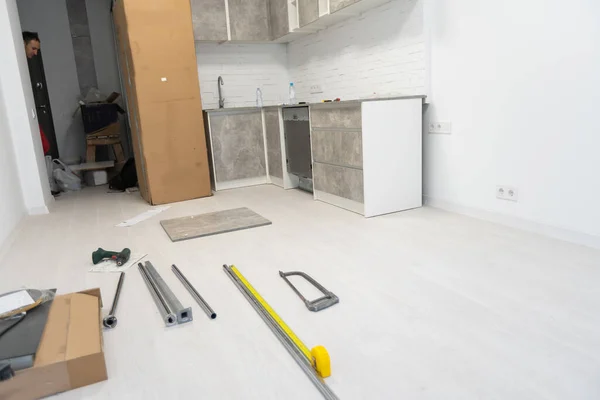 Installation de nouveaux meubles dans la cuisine après rénovation — Photo