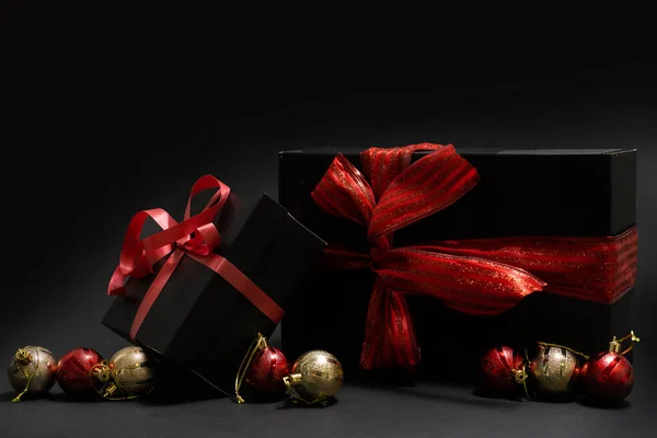 크리스마스 선물은 검은 배경에서 분리되었습니다. 선물 상자. — 스톡 사진