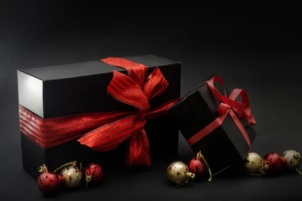 Geschenk mit roter Schleife. Schwarze Geschenkbox — Stockfoto
