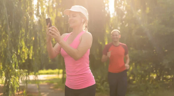 Sport urbani - jogging di coppia per il fitness in città in una bella giornata estiva — Foto Stock