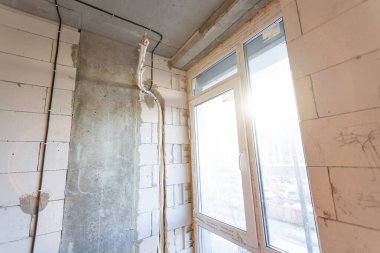 Dairede alçıpan duvarları yapmak için metal çerçeveler - alçıpan - alçıpan için çalışma süreci inşaat, yenileme, yenileme, yenileme, uzatma, restorasyon ve yeniden yapılanma aşamasında