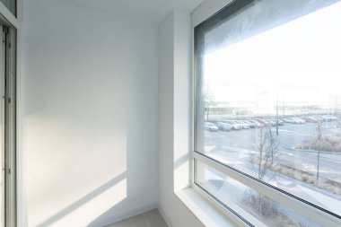 Yeni binada camlı balkon, balkonun girişi manzaralı.