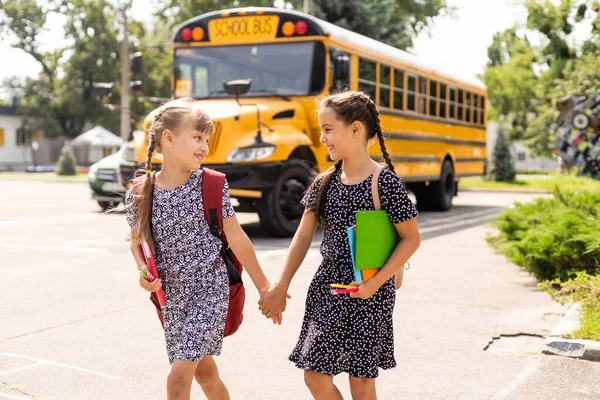 De vuelta a la escuela. Primer día de escuela. Dos chicas adolescentes en la escuela sintiéndose felices y emocionadas. — Foto de Stock