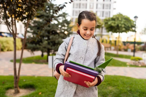 Mooi klein schoolmeisje met een rugzak — Stockfoto