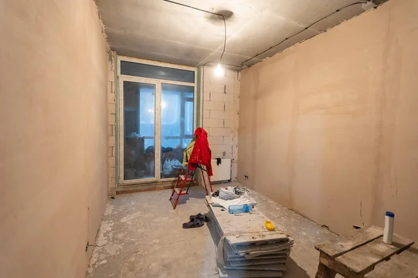 Lakásfelújítás a festészeti eszközökkel teli szobában — Stock Fotó