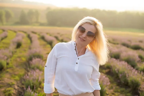 ラベンダー畑の美しい女性 — ストック写真
