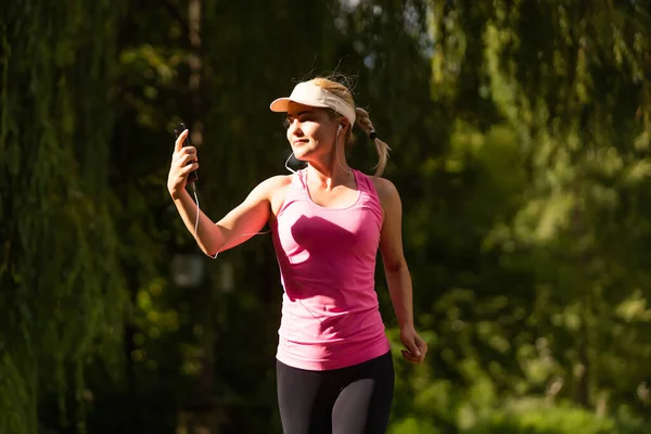 Donna in corsa. Corridore femminile che fa jogging durante gli allenamenti all'aperto in un parco. — Foto Stock