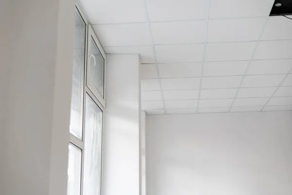 Белый потолок в офисе. Белый потолок может хорошо отражать свет. Правильный свет на работе. Абстрактное пустое белое внутреннее пространство офиса. копировальное пространство. — стоковое фото