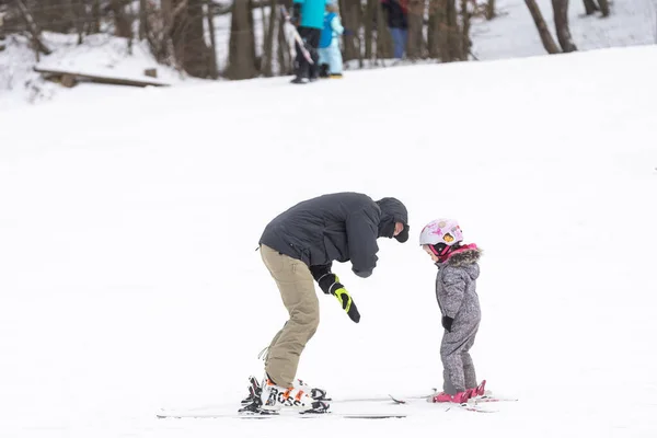 Little boy learning to ski with instructor — Stock fotografie