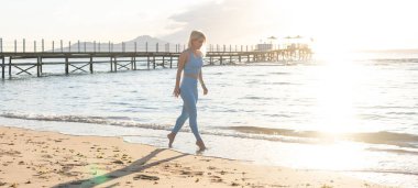 Genç, çekici, mutlu kadın deniz kıyısından zevk alıyor..