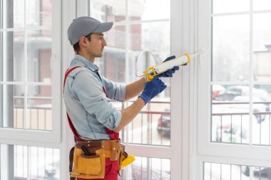 İşçi eve pencere kurup kontrol ediyor