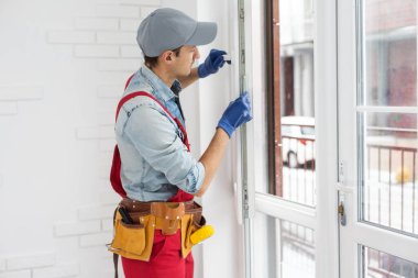 İşçi eve pencere kurup kontrol ediyor