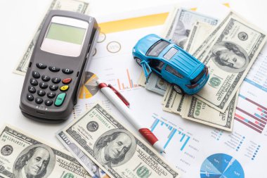 Küçük oyuncak araba ve ahşap oyuncak ev plandaki görüntüyü kapatın.