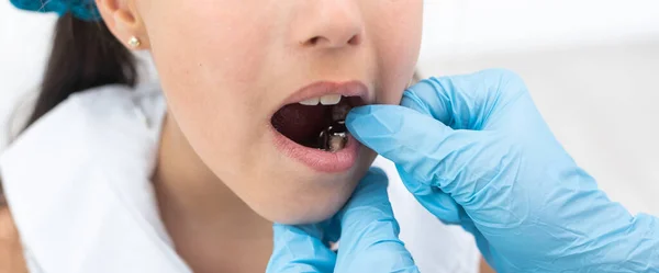 Niña sentada en el consultorio de dentistas — Foto de Stock