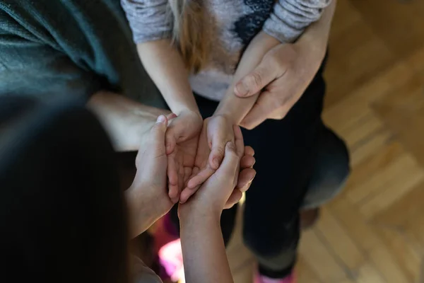 老人と子供たちの手. — ストック写真