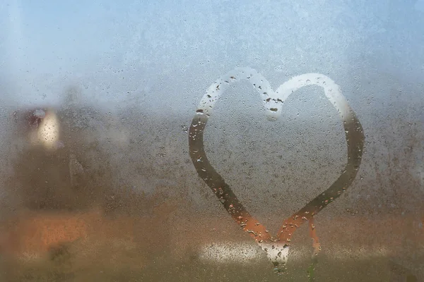 霧の窓に心を描いた。バレンタインデーに愛してるわ. — ストック写真