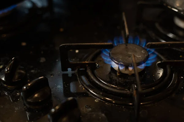 Close-up tiro de fogo azul de cozinha doméstica fogão top. Fogão a gás com chamas ardentes de gás propano. Conceito de recursos industriais e economia. — Fotografia de Stock