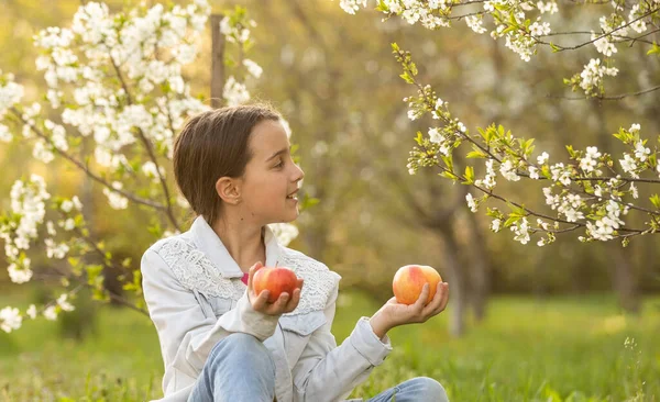 Красива дев'ятнадцять дівчат насолоджуються весняним цвітінням яблук. Маленька дівчинка дошкільного віку в садових деревах. Весняний час . — стокове фото