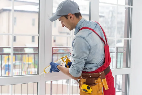 Arbetstagare Installera nytt plast pvc fönster — Stockfoto