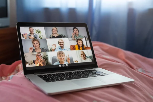 Videoconferencia grupal a distancia en el dormitorio. diversión charlando durante la reunión virtual en casa comunicándose en línea en la cama. —  Fotos de Stock