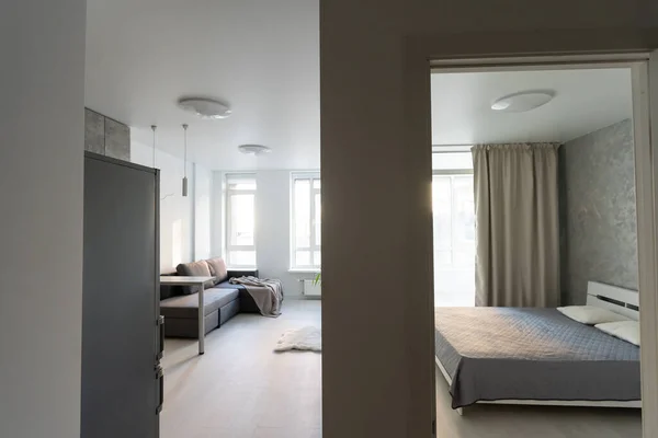 Moderne minimalistische donkergrijze loft stijl studio appartement interieur. keuken, zithoek, werkplaats — Stockfoto