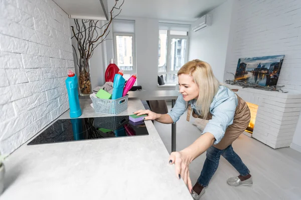 Genç bir bayan ev işi yapıyor, mutfağı temizliyor. Genç kız mutfağı temizliyor. Odayı temizliyorum..