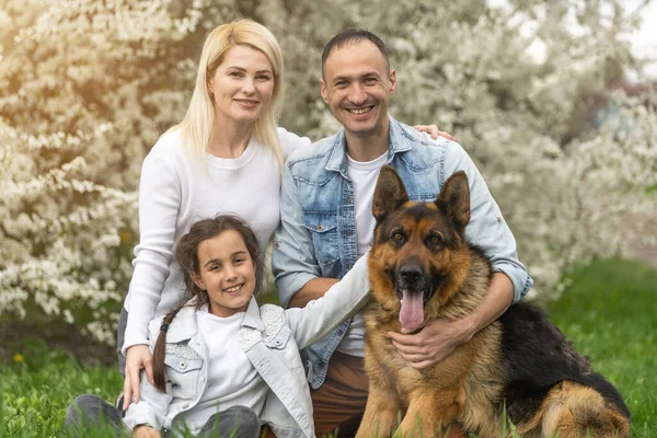 Mutlu erkek ve dişi dışarıda bebekle oynuyor, bahar.