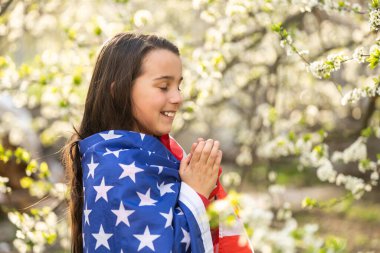 Amerika için dua eden tatlı küçük kız, Amerika bayrağı taşıyan küçük kız.