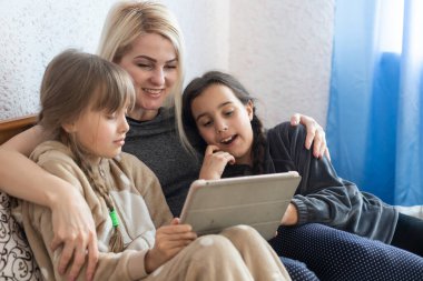 Anne ve kızı tablet vasıl arıyorsunuz