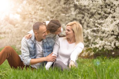 Mutlu erkek ve dişi dışarıda bebekle oynuyor, bahar.