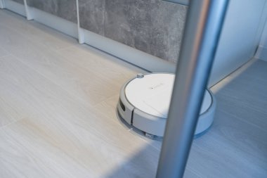 Ahşap kaplamalı elektrikli süpürge akıllı temizlik teknolojisi.