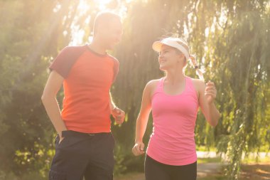 Bir kadın ve bir erkek spor için ormana giderler.