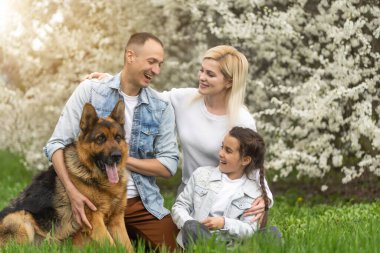 mutlu genç aile vakit açık